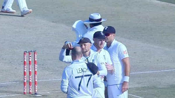 PAK vs ENG: బౌలర్ బట్టతలపై బంతిని రుద్ది.. బ్యాటర్లను బుట్టలో పడేసి.. వర్కౌటైన రూట్ వెరైటీ ట్రిక్