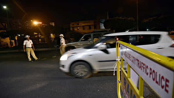 Bengaluru: ఆ టైమ్ లో బయట తిరుగుతున్నారంటూ రూ.3 వేలు ఫైన్.. పోలీసుల తీరుతో కంగుతిన్న దంపతులు..
