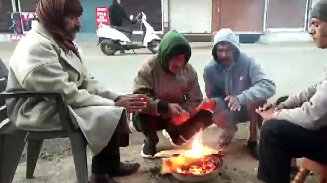 చలికాలం కావడంతో రాజస్థాన్‌లో దాదాపు 12కు పైగా జిల్లాలను పొగమంచు కమ్మేసింది. మౌంట్ అబూతో సహా పలు  జిల్లాల్లో ఉష్ణోగ్రతలు కనిష్టానికంటే తక్కువుగా నమోదవుతున్నాయి. దీంతో ప్రస్తుతం ఇక్కడ ఉష్ణోగ్రత ఒకటి నుంచి సున్నా డిగ్రీల మధ్య నమోదవుతుంది. హిల్ స్టేషన్‌ మౌంట్ అబూలో కార్లు, పొలాల్లో మంచు గడ్డలు పడుతున్నాయి. ఉష్ణోగ్రతలు తీవ్రంగా పడిపోవడంతో చాలా మంది ప్రజలు చలి మంటలు కాసుకుని చలి తీవ్రత నుంచి రక్షణ పొందుతున్నారు. 
