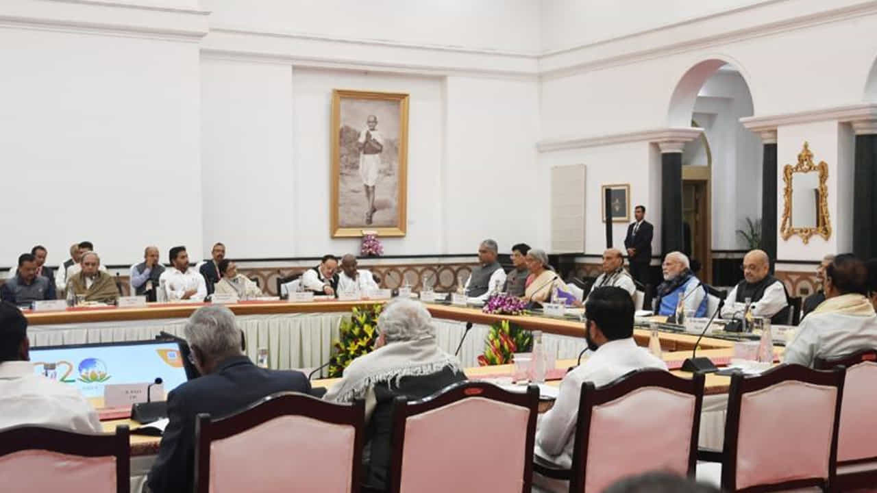 ఫస్ట్‌టైమ్‌ దేశంలోని 40 ప్రధాన పార్టీలను పిలిచి జీ20 సమ్మిట్‌పై చర్చించింది కేంద్రం. ఏం అజెండా  పెడదామంటూ అభిప్రాయాలు అడిగింది. ఈ సమావేశంలో డిజిటల్ నాలెడ్జ్ అంశం పై టీడీపీ అధినేత చంద్రబాబు ఉపన్యసించారు.