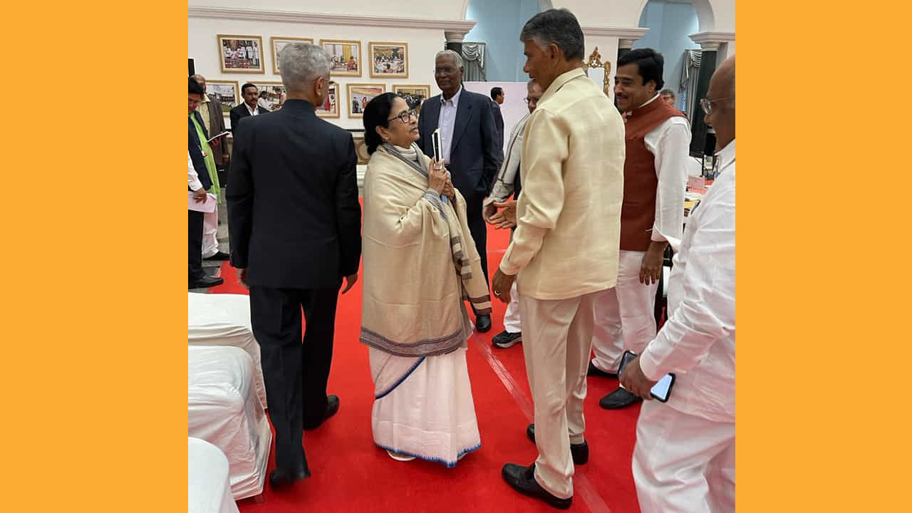 వచ్చే 25 ఏళ్లలో ప్రపంచంలో భారత్ నంబర్ వన్ లేదా నంబర్ 2 దేశంగా అవతరిస్తుందన్న ఆశాభావం వ్యక్తం చేశారు. యువ శక్తి మన దేశానికి ఉన్న బలం.. వారికి అవకాశాలు సృష్టించేలా ప్రభుత్వాలు పాలసీల రూపకల్పన జరగాలన్నారు. అలాగే దేశానికి ఉన్న మానవ వనరుల శక్తిని, నాలెడ్జ్ ఎకానమీ అనుసంధానించడం ద్వారా అత్యుత్తమ ఫలితాలు వస్తాయన్నారు చంద్రబాబు.