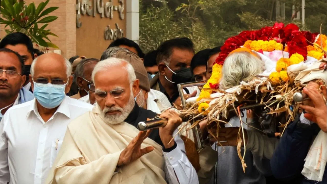 దీనిపై స్పందించిన బెంగాల్‌ సీఎం మమతా బెనర్జీ..మాతృమూర్తి మరణం తీరని లోటు..ఆ బాధ నుంచి బయటపడేలా మీకు ఆ దేవుడు మనోధైర్యాన్ని ఇవ్వాలని కోరుకుంటున్నాను..మోదీజీ కాస్త రెస్ట్‌ తీసుకోండంటూ విచారం వ్యక్తం చేశారు.