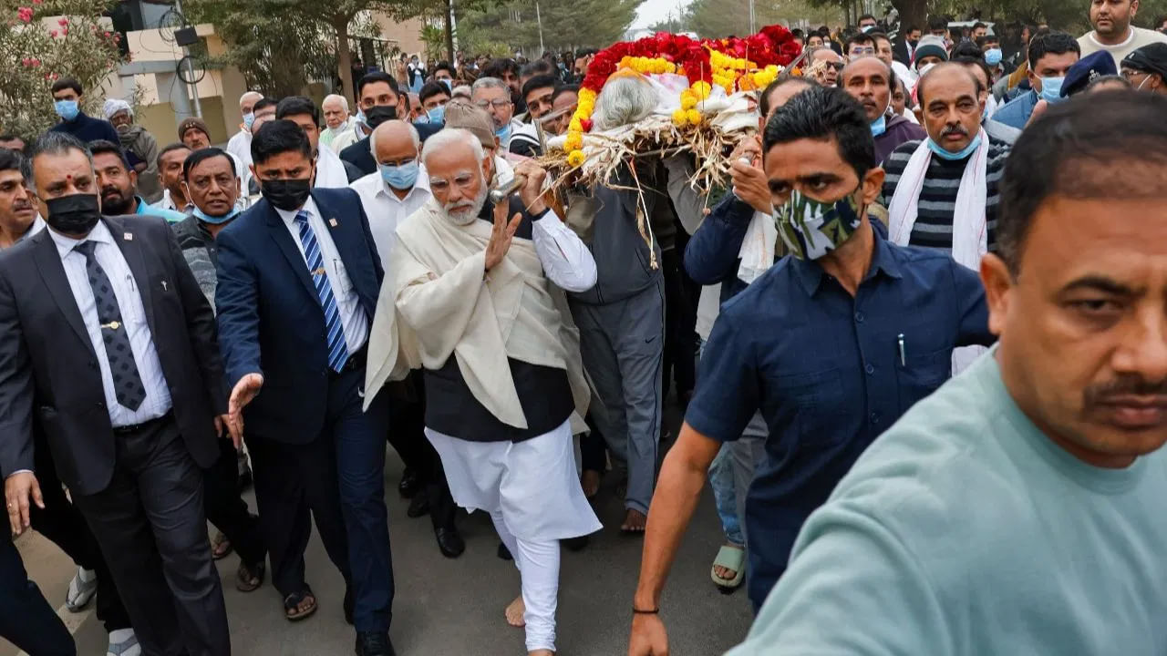 ఈ తెల్లవారుజామున తుది శ్వాస విడిచిన హీరాబెన్‌కు..స్వస్థలం గుజరాత్‌ గాంధీనగర్‌లో  అంత్యక్రియలు నిర్వహించారు. గాంధీనగర్‌ సెక్టార్‌ 30లోని స్మశానవాటికలో..తన సోదరులతో కలిసి..తల్లికి అంతిమ సంస్కారాలు పూర్తి చేశారు ప్రధాని మోదీ.