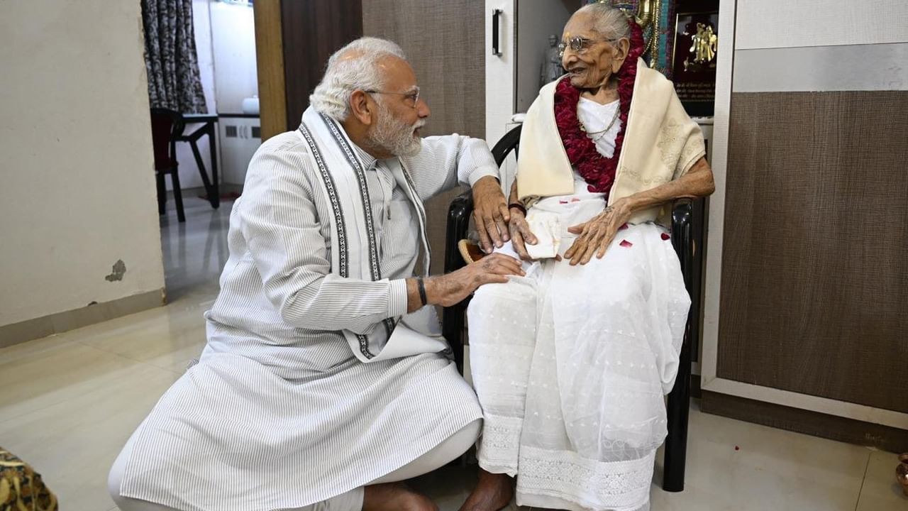 ప్రధానమంత్రి నరేంద్రమోదీ తన తల్లివద్దకు ఎప్పుడు వెళ్లినా అప్యాయంగా పలకరిస్తూ.. ఆమెతో సంతోషంగా గడిపేవారు. తల్లి వద్ద ఉన్న సమయంలో అన్ని విషయాలు మర్చిపోయి.. నవ్వుతూ.. తల్లి ప్రేమను పొందేవారు. నరేంద్రమోదీ ఇంటికి వచ్చినప్పుడు ఆమె తల్లి కూడా ఎంతో సంతోషపడేవారు.
