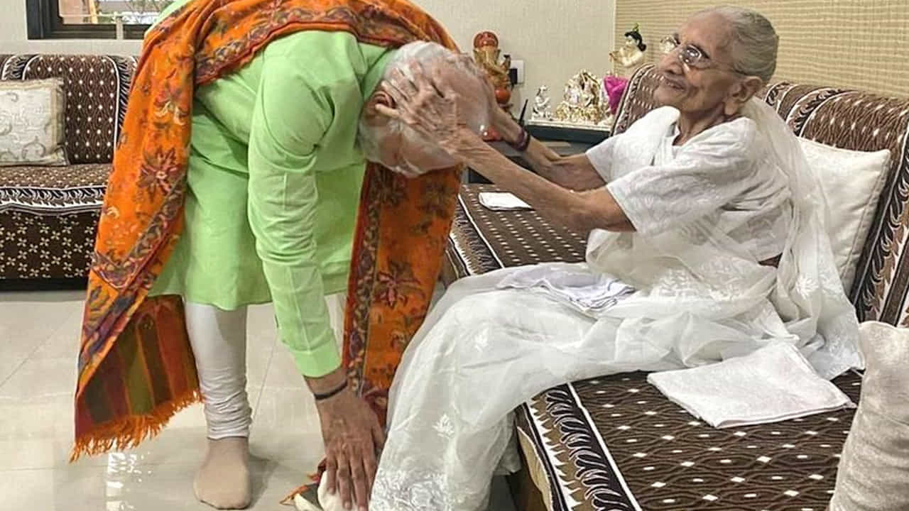 ప్రధానమంత్రి నరేంద్రమోదీ తన పుట్టినరోజు సందర్భంగా ప్రతి సంవత్సరం తల్లి ఆశీర్వచనాలు పొందేవారు. ఆమె పాదాల వద్ద కూర్చుని.. మంచి, చెడ్డా మాట్లాడుకుంటూ.. తల్లి ఆశీర్వాదం తప్పనిసరిగా తీసుకునేవారు. పక్కనే కూర్చుని అనేక విషయాలు ముచ్చటించడంతో పాటు.. ఆమె ఆరోగ్య పరిస్థితిని ఎప్పటికప్పుడు అడిగి తెలుసుకునేవారు.