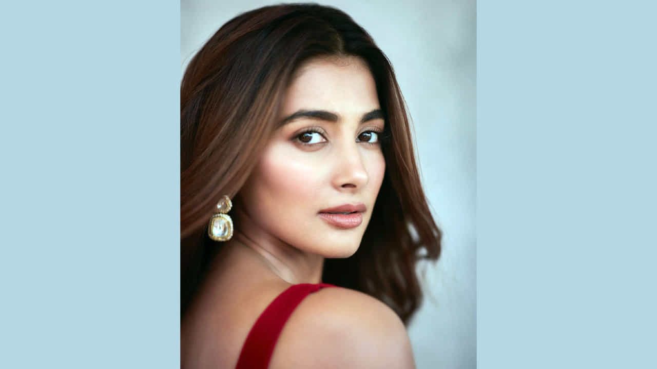 టాలీవుడ్ టూ బాలీవుడ్ దూసుకుపోతున్న అందాల నటి పూజా హెగ్డే కుర్రకారు హృదయాల్లో గూడుకట్టుకుంది. ఈ చిన్నది టాలీవుడ్ బడా స్టార్ హీరోల సరసన నటించే అవకాశాన్ని సొంతం చేసుకుంది. సోషల్ మీడియాలో యాక్టీవ్ గా ఉండే ఈ అమ్మడు తాజా ఫోటోషూట్ తో మరోసారి ఎట్ట్రాక్టీవ్ అయ్యింది.