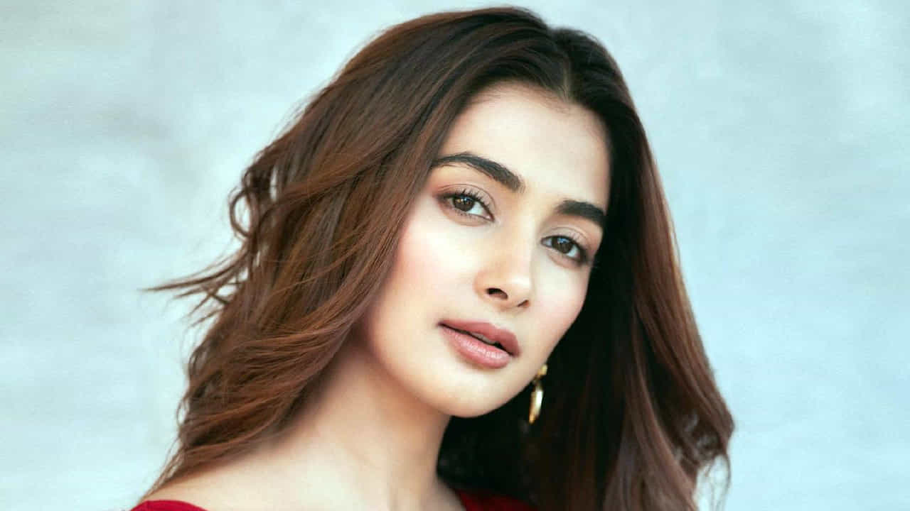 టాలీవుడ్ టూ బాలీవుడ్ దూసుకుపోతున్న అందాల నటి పూజా హెగ్డే కుర్రకారు హృదయాల్లో గూడుకట్టుకుంది. ఈ చిన్నది టాలీవుడ్ బడా స్టార్ హీరోల సరసన నటించే అవకాశాన్ని సొంతం చేసుకుంది. సోషల్ మీడియాలో యాక్టీవ్ గా ఉండే ఈ అమ్మడు తాజా ఫోటోషూట్ తో మరోసారి ఎట్ట్రాక్టీవ్ అయ్యింది.