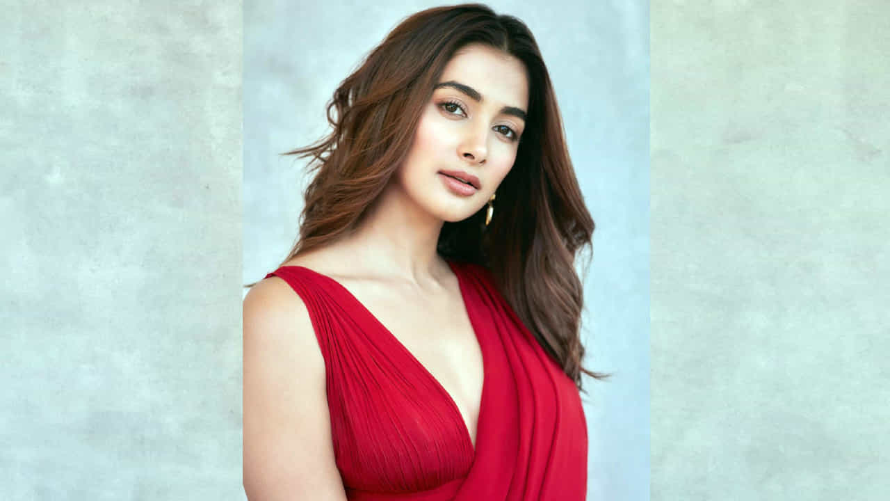 టాలీవుడ్ టూ బాలీవుడ్ దూసుకుపోతున్న అందాల నటి పూజా హెగ్డే కుర్రకారు హృదయాల్లో గూడుకట్టుకుంది. ఈ చిన్నది టాలీవుడ్ బడా స్టార్ హీరోల సరసన నటించే అవకాశాన్ని సొంతం చేసుకుంది. సోషల్ మీడియాలో యాక్టీవ్ గా ఉండే ఈ అమ్మడు తాజా ఫోటోషూట్ తో మరోసారి ఎట్ట్రాక్టీవ్ అయ్యింది.