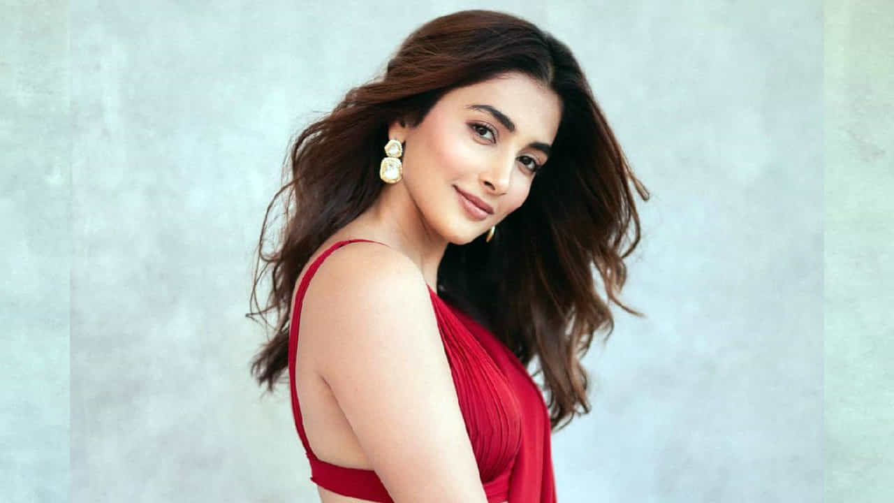 టాలీవుడ్ టూ బాలీవుడ్ దూసుకుపోతున్న అందాల నటి పూజా హెగ్డే కుర్రకారు హృదయాల్లో గూడుకట్టుకుంది. ఈ చిన్నది టాలీవుడ్ బడా స్టార్ హీరోల సరసన నటించే అవకాశాన్ని సొంతం చేసుకుంది. సోషల్ మీడియాలో యాక్టీవ్ గా ఉండే ఈ అమ్మడు తాజా ఫోటోషూట్ తో మరోసారి ఎట్ట్రాక్టీవ్ అయ్యింది.