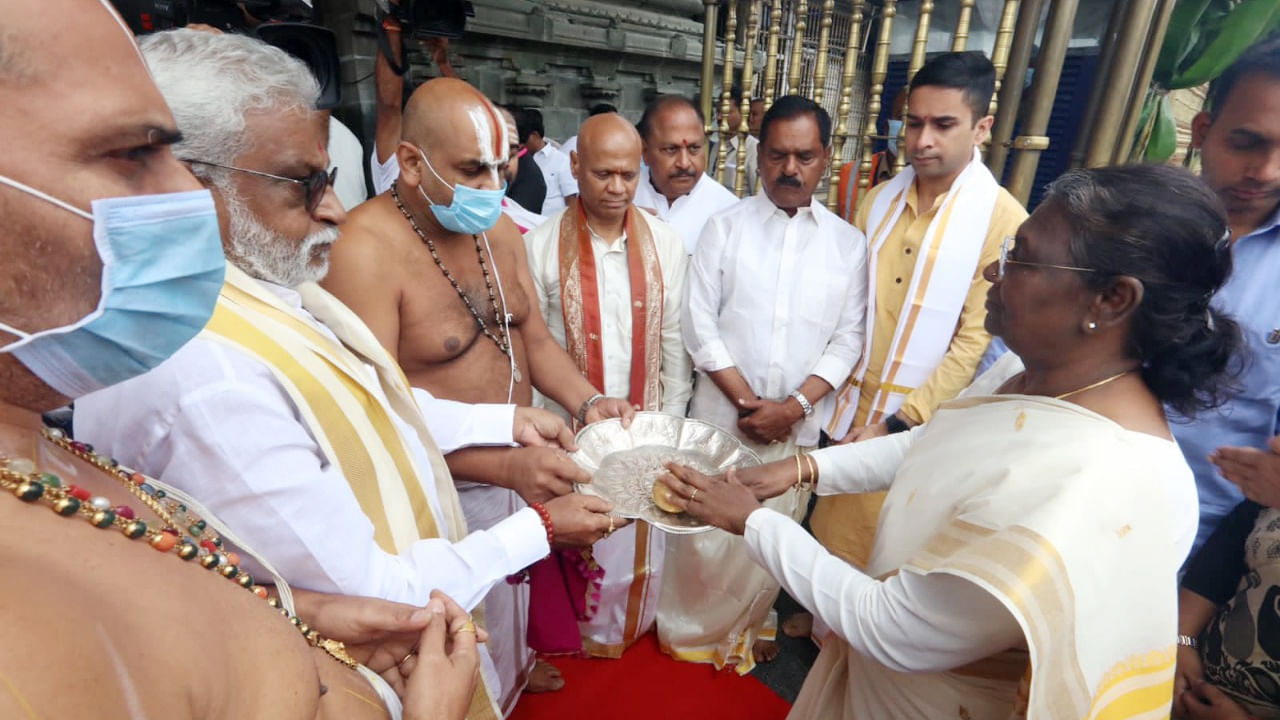 President Draupadi Murmu Visits Ttd (9)