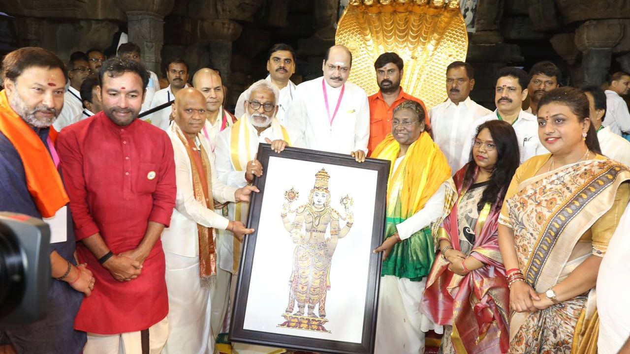 Tirumala: శ్రీవారిని దర్శించుకున్న రాష్ట్రపతి ద్రౌపది ముర్ము.. తిరుమల ఆలయ ప్రాశస్త్యాన్ని వివరించిన అర్చకులు