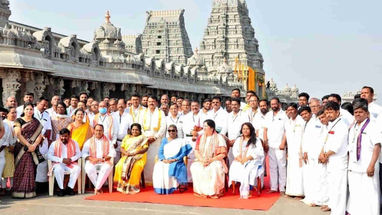 Yadadri Temple: యాదాద్రి లక్ష్మీనరసింహస్వామిని దర్శించుకున్న రాష్ట్రపతి ద్రౌపది.. ప్రత్యేక పూజల నిర్వహణ