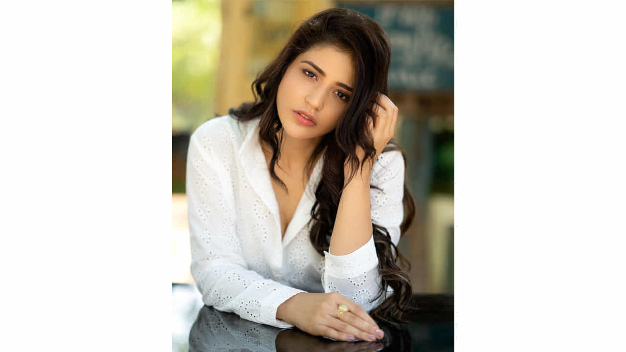 షార్ట్ ఫిలిమ్స్ తో కెరీర్ ప్రారంభించి ఆ తర్వాత హీరోయిన్ అయ్యింది వయ్యారి భామ ప్రియాంక జవల్కర్. ట్యాక్సీవాలా సినిమాతో ఈ చిన్నది హీరోయిన్ గా పరిచయం అయ్యింది. తొలి సినిమానే స్టార్ హీరో విజయ్ దేవరకొండ సరసన ఛాన్స్ దక్కించుకుంది ఈ భామ. ట్యాక్సీవాలా సినిమా మంచి విజయాన్ని అందుకుంది.