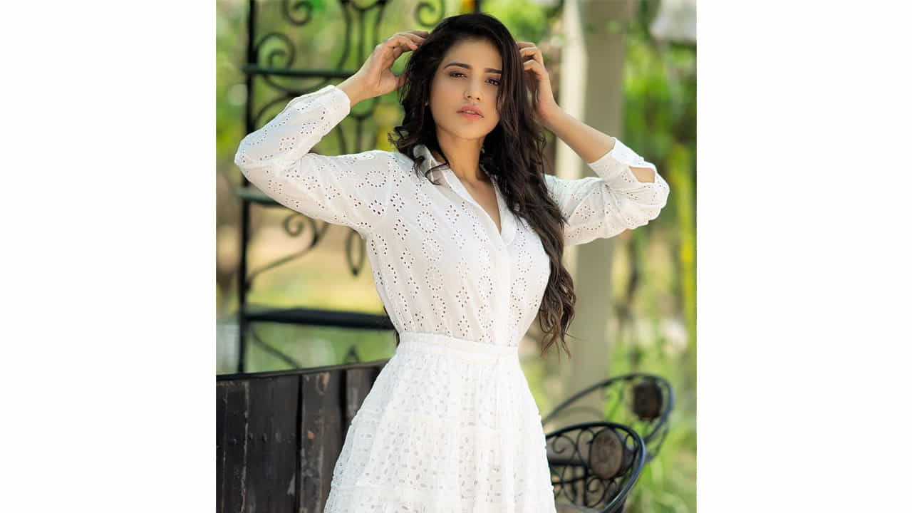 షార్ట్ ఫిలిమ్స్ తో కెరీర్ ప్రారంభించి ఆ తర్వాత హీరోయిన్ అయ్యింది వయ్యారి భామ ప్రియాంక జవల్కర్. ట్యాక్సీవాలా సినిమాతో ఈ చిన్నది హీరోయిన్ గా పరిచయం అయ్యింది. తొలి సినిమానే స్టార్ హీరో విజయ్ దేవరకొండ సరసన ఛాన్స్ దక్కించుకుంది ఈ భామ. ట్యాక్సీవాలా సినిమా మంచి విజయాన్ని అందుకుంది.