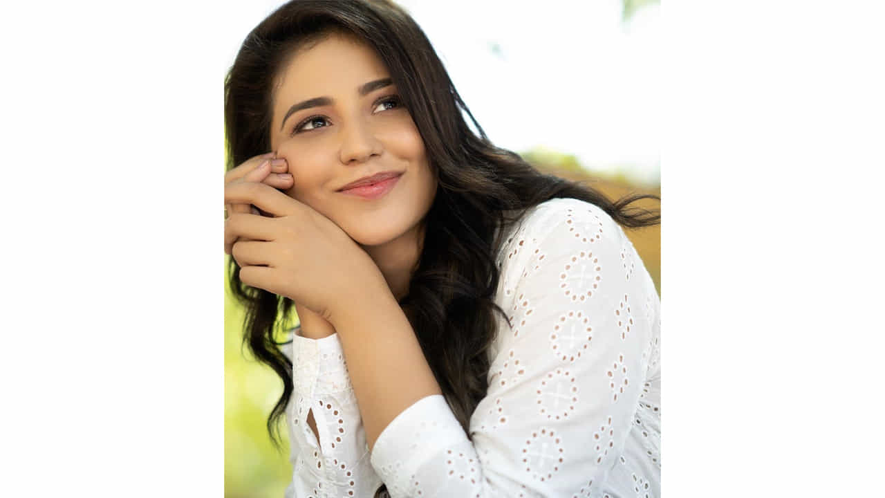 షార్ట్ ఫిలిమ్స్ తో కెరీర్ ప్రారంభించి ఆ తర్వాత హీరోయిన్ అయ్యింది వయ్యారి భామ ప్రియాంక జవల్కర్. ట్యాక్సీవాలా సినిమాతో ఈ చిన్నది హీరోయిన్ గా పరిచయం అయ్యింది. తొలి సినిమానే స్టార్ హీరో విజయ్ దేవరకొండ సరసన ఛాన్స్ దక్కించుకుంది ఈ భామ. ట్యాక్సీవాలా సినిమా మంచి విజయాన్ని అందుకుంది.