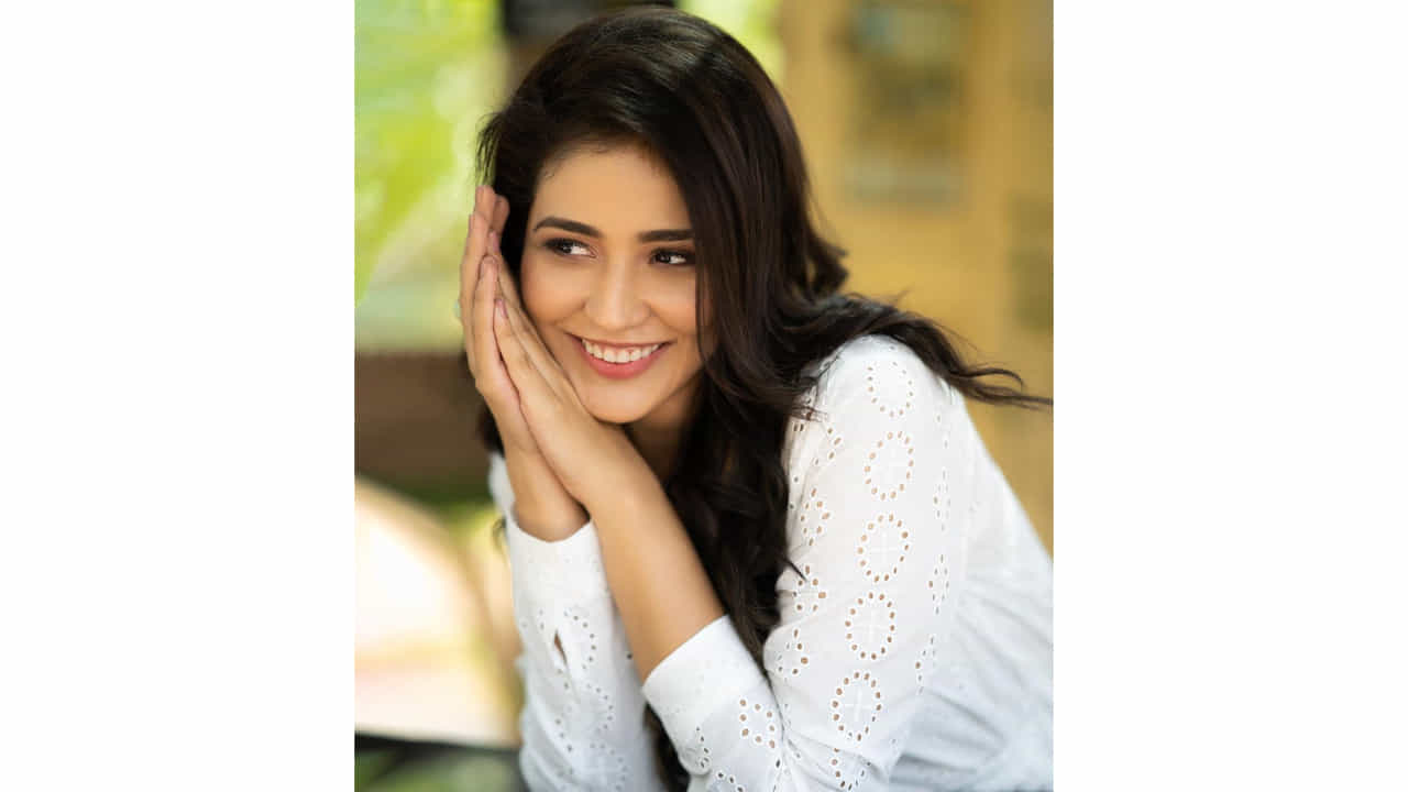 షార్ట్ ఫిలిమ్స్ తో కెరీర్ ప్రారంభించి ఆ తర్వాత హీరోయిన్ అయ్యింది వయ్యారి భామ ప్రియాంక జవల్కర్. ట్యాక్సీవాలా సినిమాతో ఈ చిన్నది హీరోయిన్ గా పరిచయం అయ్యింది. తొలి సినిమానే స్టార్ హీరో విజయ్ దేవరకొండ సరసన ఛాన్స్ దక్కించుకుంది ఈ భామ. ట్యాక్సీవాలా సినిమా మంచి విజయాన్ని అందుకుంది.
