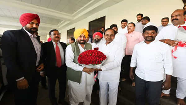 CM KCR: ముఖ్యమంత్రి కేసీఆర్తో పంజాబ్ సీఎం భగవంత్ మాన్ భేటీ..దేశంలో ప్రస్తుత రాజకీయ పరిణమాలపై చర్చ