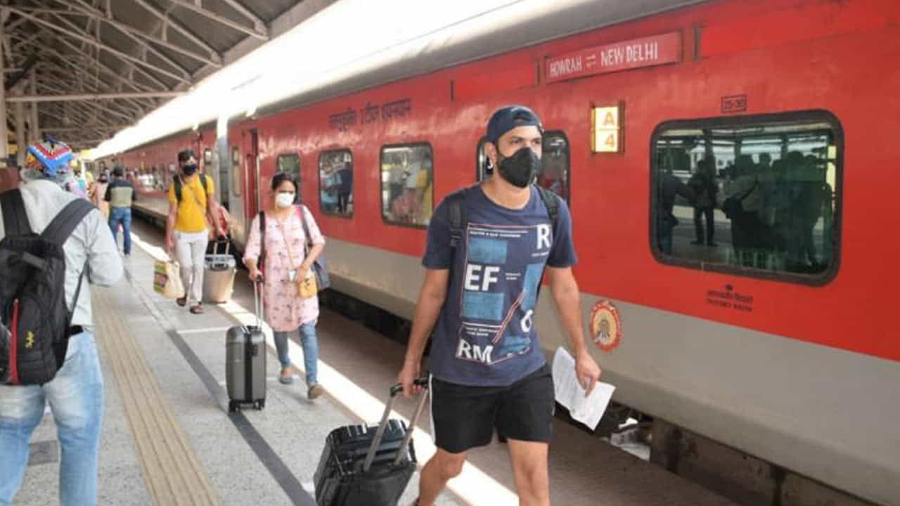 అలాగే రైల్వే కంపార్ట్మెంట్ లేదా స్టేషన్లో పొగ తాగడం నిషేధించారు. రైల్వే చట్టం 1989లోని సెక్షన్లు 164, 165 ప్రకారం రైలులో ప్రయాణించే సమయంలో పేలుడు పదార్థాలను రవాణా చేస్తే రూ. 1000 వరకు జరిమానా లేదా మూడేళ్లు జైలు శిక్ష.. కొన్ని సందర్భాల్లో రెండూ విధించే అవకాశాలు ఉంటాయి.