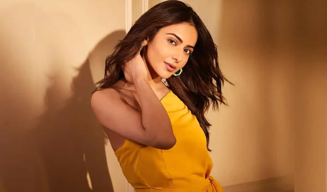 ఫిట్నెస్ మీద పెట్టిన దృష్టిని, రకుల్ ఏ ఒలింపిక్స్ మీదో పెట్టి ఉంటే, ఈ పాటికి వంద గోల్డ్ మెడల్స్ కొట్టేసేది... అని ఓ సారి రకుల్ కి కాంప్లిమెంట్ ఇచ్చారు మంచు లక్ష్మి. రకుల్ని దగ్గరగా చూసిన ప్రతి ఒక్కరిదీ ఇదే మాట. ఎన్ని రకాల ఫిట్నెస్లున్నా, వాటన్నిటినీ ఎక్కడో ఓ చోట ట్రై చేసి, సాధన చేసే ఉంటారు ఈ భామ. తనకు తెలిసిన విద్యనే నలుగురికి నేర్పించాలన్నది రకుల్ ఐడియా. అందుకే ఫిట్నెస్ స్టూడియోలు ప్రారంభించారు. ఫిజికల్ ఫిట్నెస్కీ, మెంటల్ హెల్త్ కీ ఎప్పుడూ జబర్దస్త్ కనెక్షన్ ఉంటుందంటారు రకుల్.