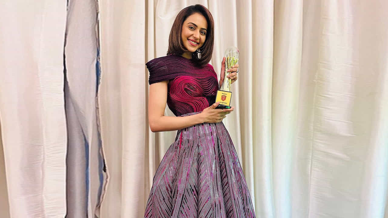 టాలీవుడ్ టాప్‌ హీరోయిన్ల లిస్ట్ లో తక్కువ టైం లోనే చేరింది అందాల తార రకుల్‌ ప్రీత్‌ సింగ్‌. వరుస సినిమాలు అవకాశాలు దక్కించుకున్న ఈ బ్యూటీ.. టాలీవుడ్‌లో దాదాపు అందరు అగ్రహీరోల సరసన ఆడిపాడింది.ఈ ముద్దుగుమ్మ తాజా ఫొటోస్ చుస్తే వావ్ అనాల్సిందే.