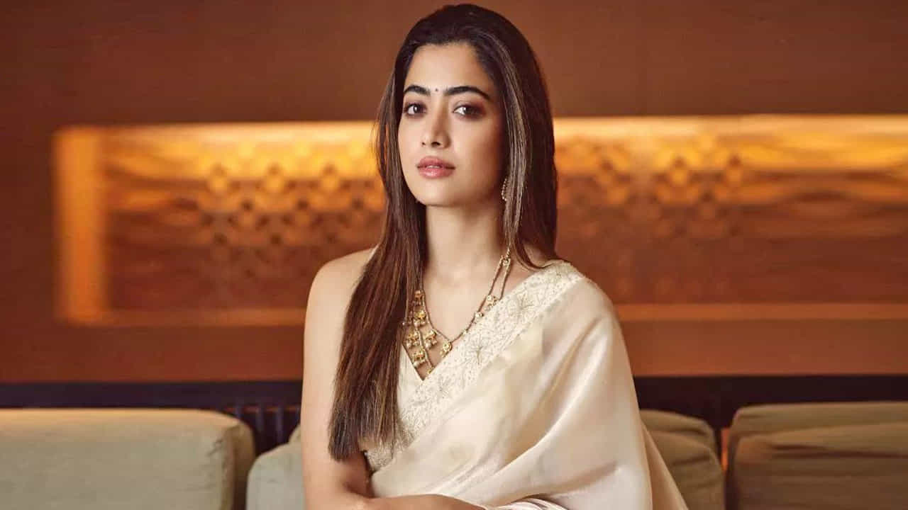 కన్నడలో రష్మిక నిషేదం.. కాంతార సినిమా విషయంలో రష్మిక చెప్పిన సమాధానం చాలా మందికి నచ్చలేదు. ఆ తర్వాత తనను కథానాయికగా పరిచయం చేసిన ప్రొడక్షన్ హౌస్ పేరు చెప్పడానికి ఆమె ఇష్టకపడకపోవడం.. సో కాల్డ్ ప్రొడక్షన్ అని పిలవడంతో కన్నడిగులు ఆగ్రహం వ్యక్తం చేశారు. ఆమెను కన్నడ పరిశ్రమ బ్యాన్ చేస్తుందని వార్తలు వినిపించాయి.