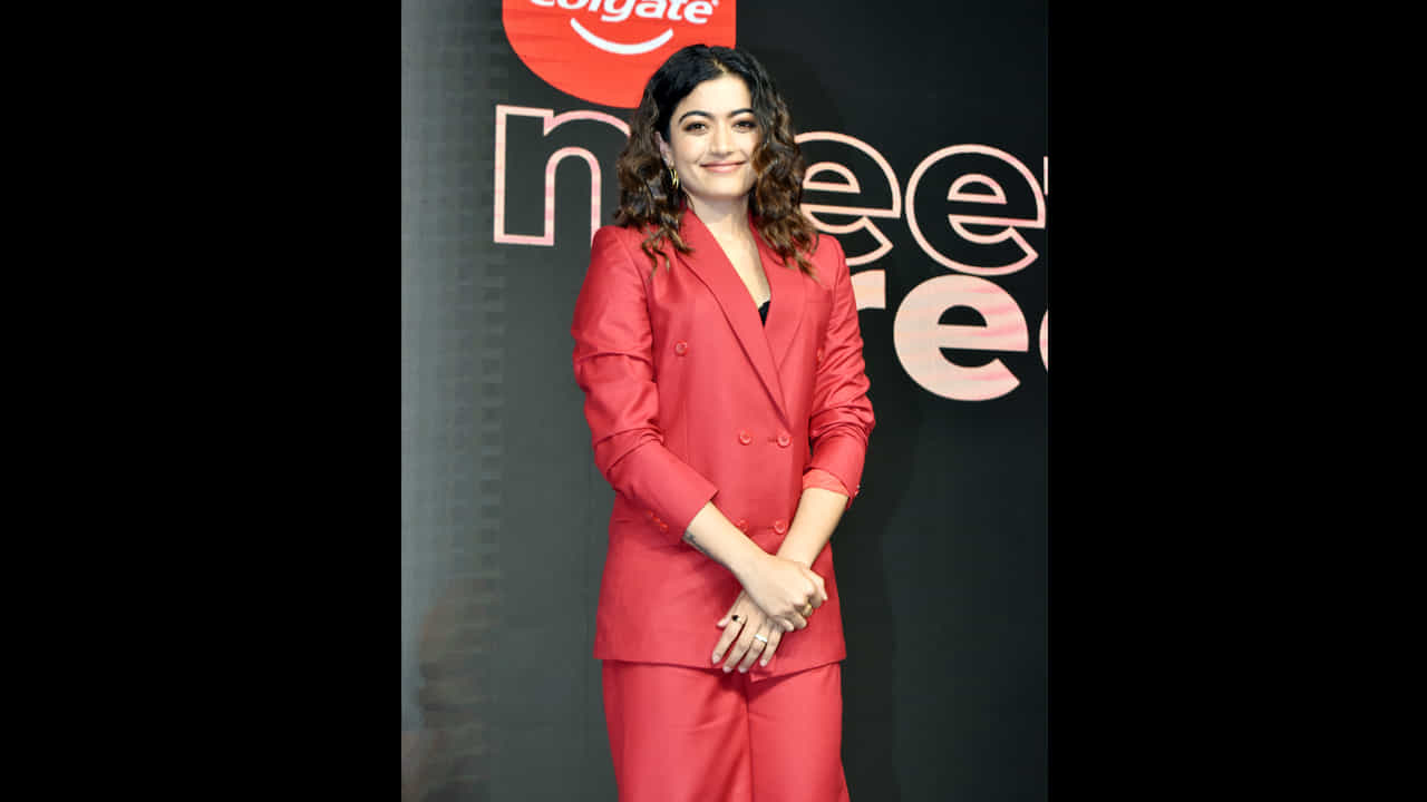 గతంలో కాంతార సినిమా విడుదలైన కొత్తలో ఈ మూవీ చూశారా అని ఓ విలేకరి అడగ్గా చూడలేదు అని తెలిపింది. దీంతో ఇందుకు సంబంధించిన వీడియో సోషల్ మీడియాలో తెగ వైరల్ అయ్యింది. కన్నడలో బ్లా్క్ బస్టర్ హిట్.. మీరు ఇంకా చూడలేదా ? అంటూ ట్రోల్ చేశారు.