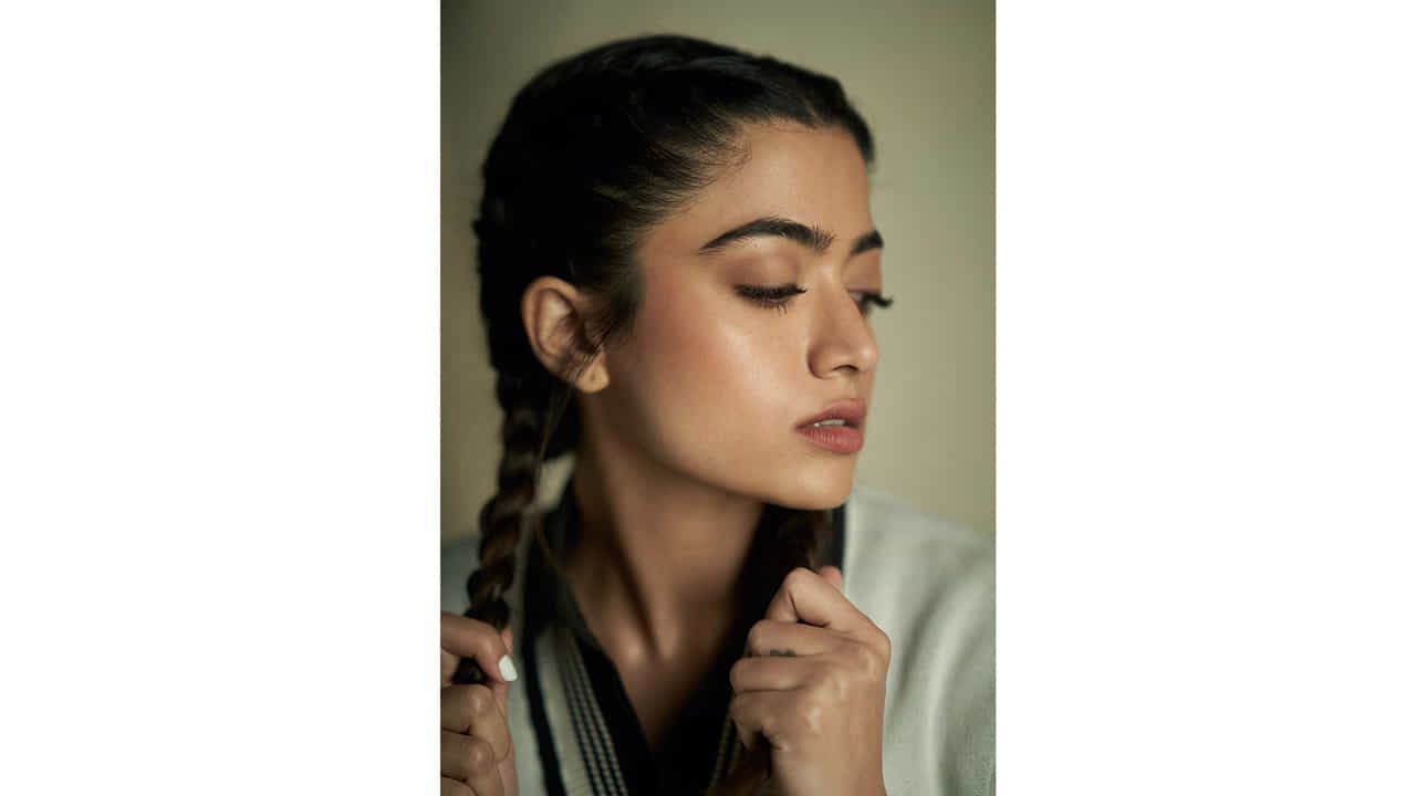పాన్ ఇండియా స్టార్ హీరోయిన్ రష్మిక మందన్నా ప్రస్తుతం వరుస చిత్రాలతో బిజీగా ఉంది. బ్యా్క్ టూ బ్యాక్ సినిమాలతో క్షణం తీరిక లేకుండా గడిపేస్తున్న ఈ ముద్దుగుమ్మ.. తాజాగా తన ఇన్ స్టాలో పెట్టిన ఫొటోస్ అందరిని ఆకట్టుకుంటున్నాయి.