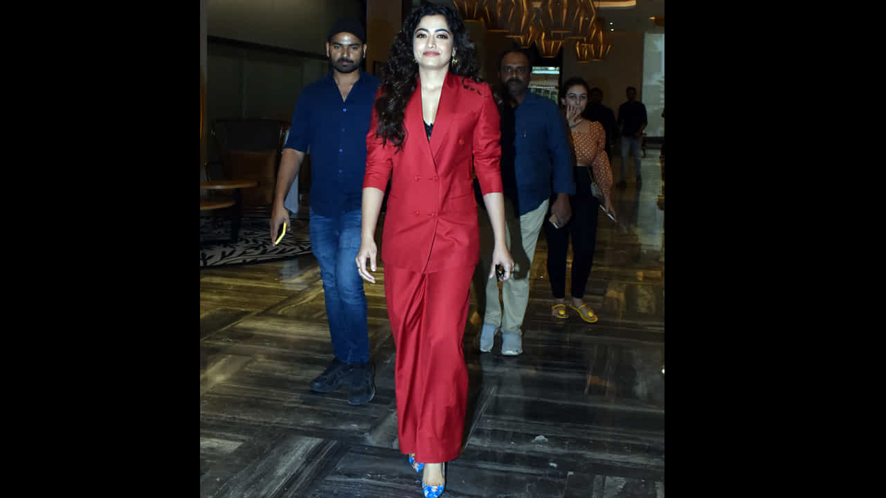 "కాంతార సినిమా విడుదలైన కొత్తలో మూవీ చూశారా ? అని అడిగారు.. అప్పటికీ ఇంకా చూడలేదు. కాబట్టి లేదు అని చెప్పాను. ఆ తర్వాత చూసి చిత్రబృందానికి మెసేజ్ పెట్టాను. థాంక్యూ అని రిప్లై కూడా ఇచ్చారు. కానీ బయట ప్రచారం అలా ఎందుకు జరుగుతుందో నాకు తెలీదు. నా జీవితంలో ఏం జరుగుతుందో బయట ప్రపంచానికి తెలీదు. ఇన్ సైడ్ ఏం జరుగుతుందో ఆ దేవుడికే తెలుసు.