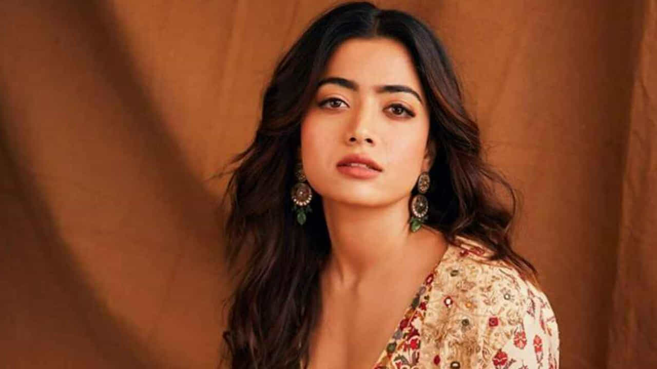 ఇక రష్మిక మందన్న సైతం టాలీవుడ్కు గ్యాప్ ఇచ్చేసారు. పుష్ప 2 మినహా.. ఈమె తెలుగులో మరే సినిమా చేయట్లేదు. రష్మిక చూపులన్నీ బాలీవుడ్పైనే ఉన్నాయి. అక్కడే వరస సినిమాలు చేస్తున్నారు. దాంతో టాలీవుడ్ నెం.1 హీరోయిన్ రేసులో నుంచి రష్మిక బయటికి వచ్చేసినట్లే..
