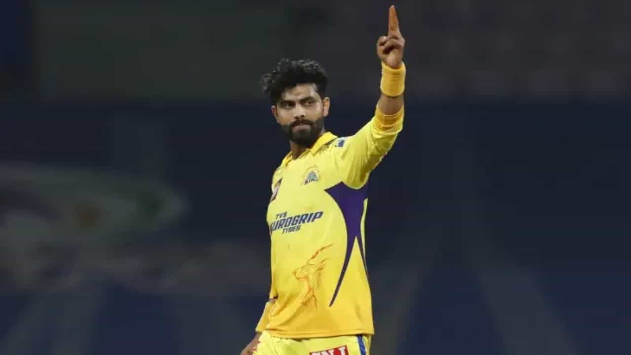 5- రవీంద్ర జడేజా: భారత ఆల్ రౌండర్ రవీంద్ర జడేజా ఐపీఎల్ ద్వారా రూ.109 కోట్లు సంపాదించాడు. ఈ విధంగా అత్యధికంగా సంపాదిస్తున్న ఆటగాళ్ల జాబితాలో ఐదో స్థానంలో నిలిచాడు.