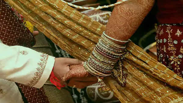 Love Story: ప్రేయసి కోసం వెళ్లి బావిలో దూకిన ప్రియుడు.. నాలుగేళ్ళ ప్రేమకు మూడు నిమిషాల్లో అంగీకారం ఎక్కడంటే..