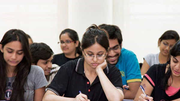 Placements: ప్లేస్మెంట్స్లో దుమ్మురేపిన ఐఐటీ విద్యార్థులు.. 50 మందికి రూ. కోటి జీతంతో ఉద్యోగాలు.