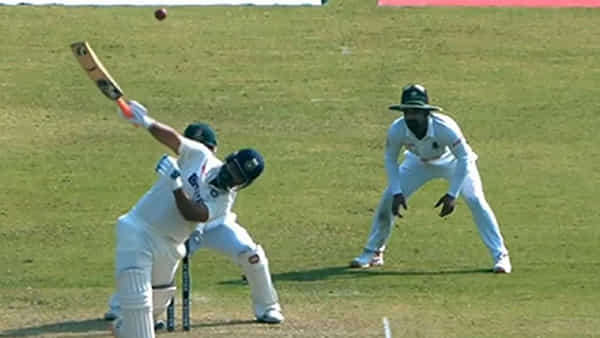 IND vs BAN: ఢాకాలో పంత్ సిక్సర్ల ధమాకా.. ఒంటిచేత్తోనే అలవోకగా స్టాండ్స్లోకి.. కానీ మళ్లీ సెంచరీ మిస్..