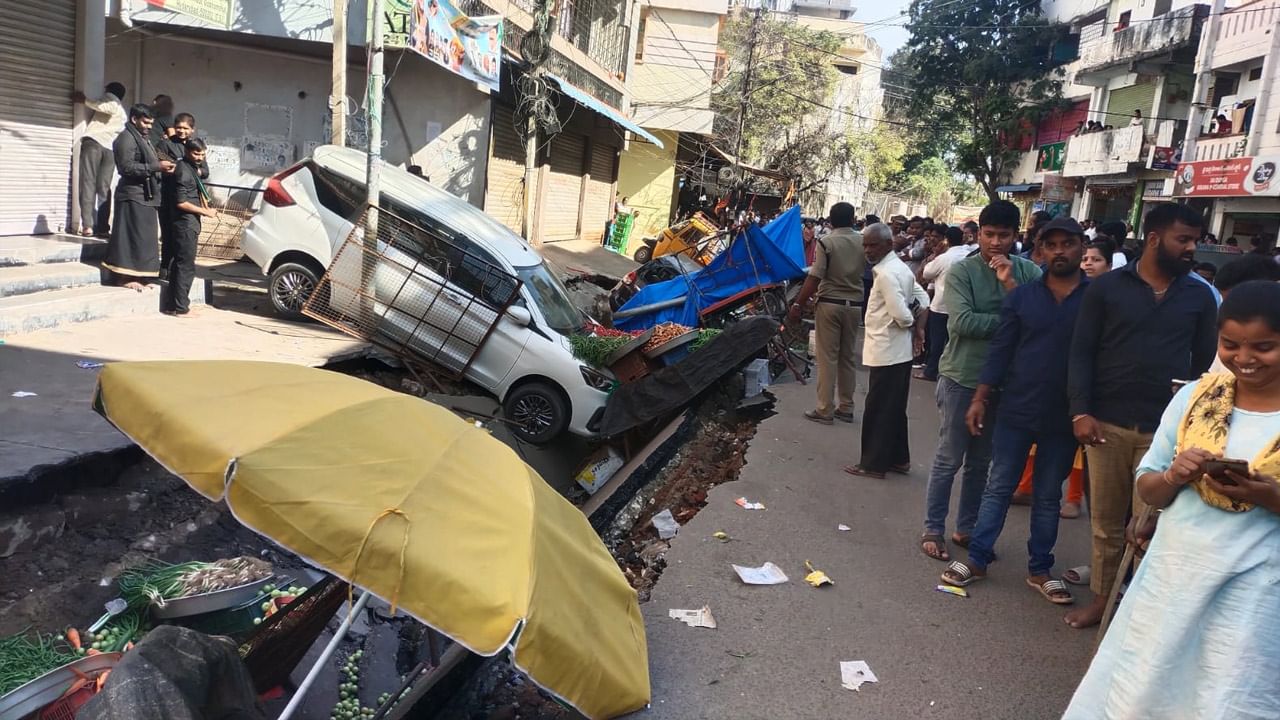 Hyderabad: ఉన్నట్టుండి కూలిపోయిన నాలా.. పలువురికి గాయాలు.. షాకింగ్ దృశ్యాలు