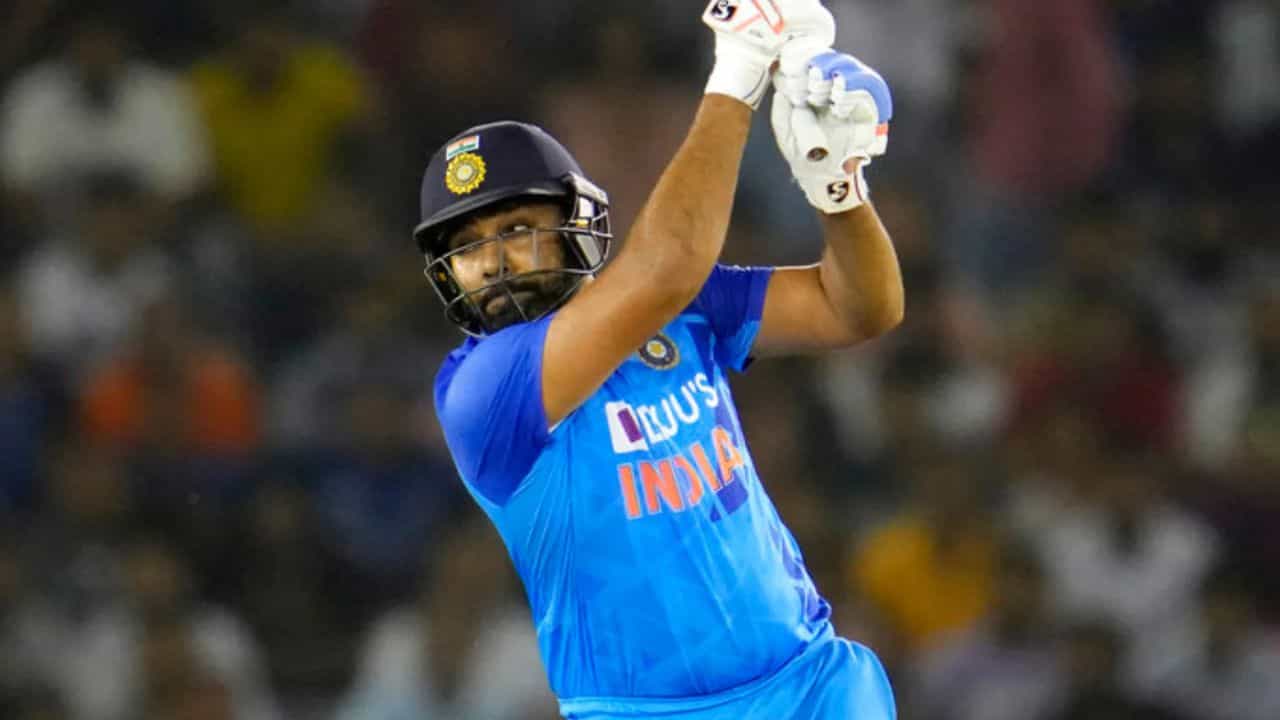 అయితే భారత జట్టు ఓటమిని చవిచూడాల్సి వచ్చింది. కానీ, ఈ మ్యాచ్‌లో కడవరకు పోరాడిన రోహిత్ శర్మ.. తన పేరిట ఓ భారీ రికార్డు సృష్టించాడు. అంతర్జాతీయ క్రికెట్‌లో భారత కెప్టెన్ 500 సిక్సర్లు పూర్తి చేశాడు.