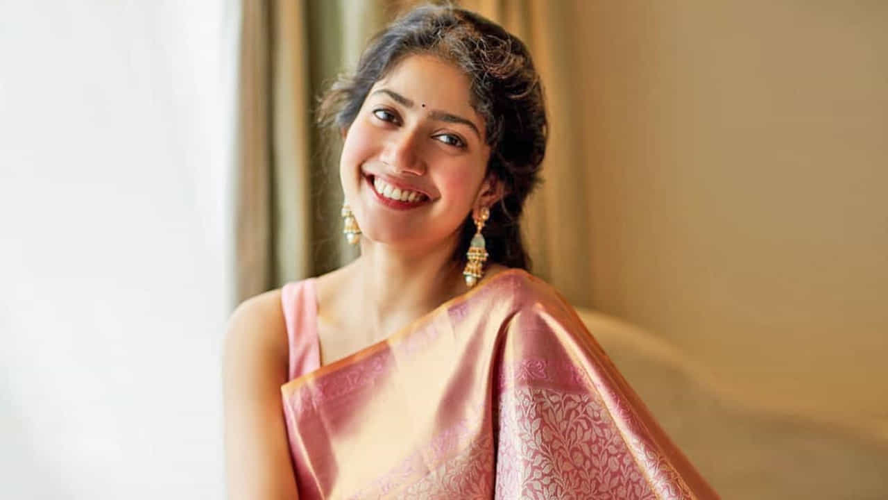 సాయి పల్లవి.. గో సంరక్షణ వివాదం.. తాను నటించిన విరాటపర్వం సినిమా ప్రమోషన్లలో భాగంగా సాయి పల్లవి మాట్లాడిన మాటలతో వివాదం నెలకొంది. కాశ్మీర్ మరణా హోమాన్ని.. ఆవు స్మగ్లింగ్ కోసం చేసిన హత్యలతో పోల్చింది. దీంతో సాయి పల్లవి పై ఆగ్రహం వ్యక్తం చేశారు.