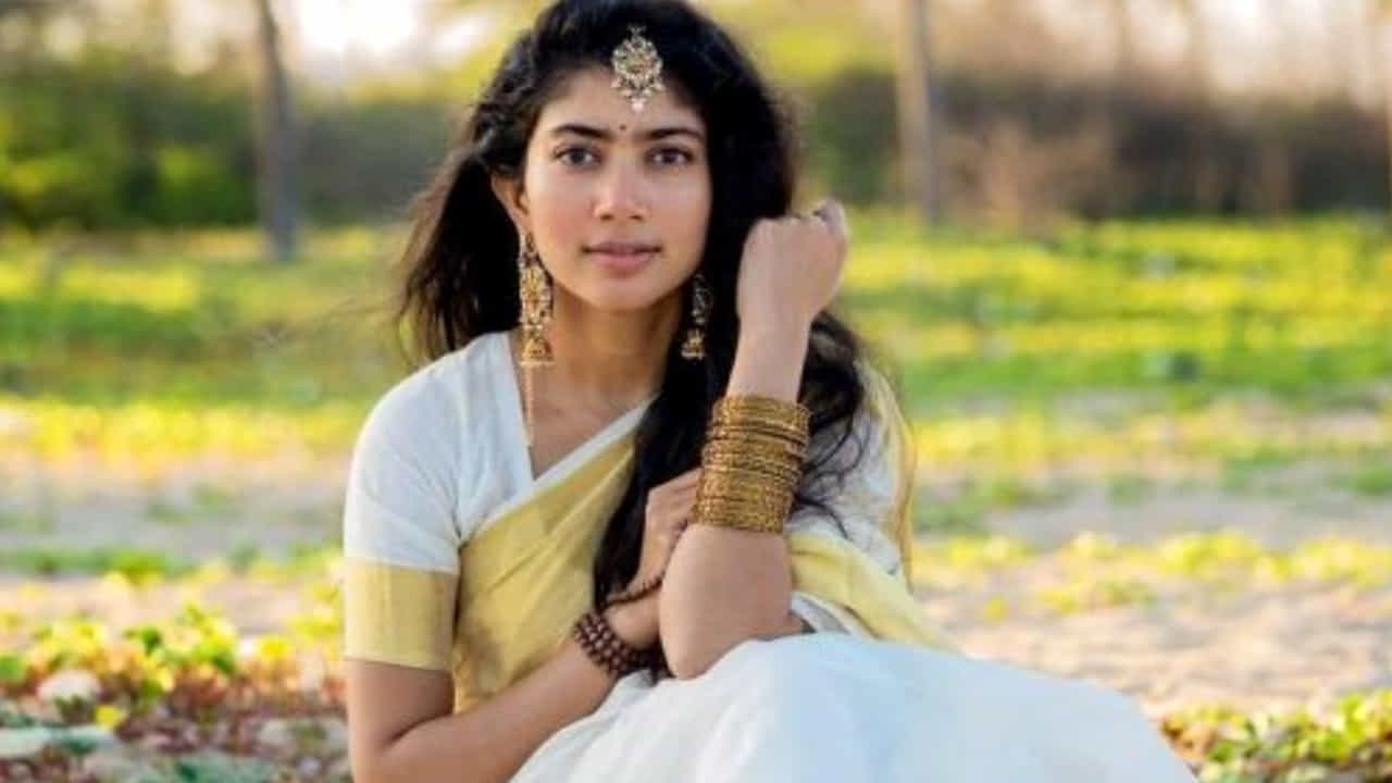 ఆ తర్వాత టాలీవుడ్ సెన్సిబుల్ డైరెక్టర్ శేఖర్ కమ్ముల డైరెక్షన్ లో ఫిదా అంటూ తెలుగు ప్రేక్షకులను ఫిదా చేసింది. భానుమతి సింగిల్ పీస్ అంటూ డైలాగ్ చెప్పిన ఈ భామ నిజంగానే సింగిల్ పీస్ గా గుర్తింపు తెచ్చుకుంది.
