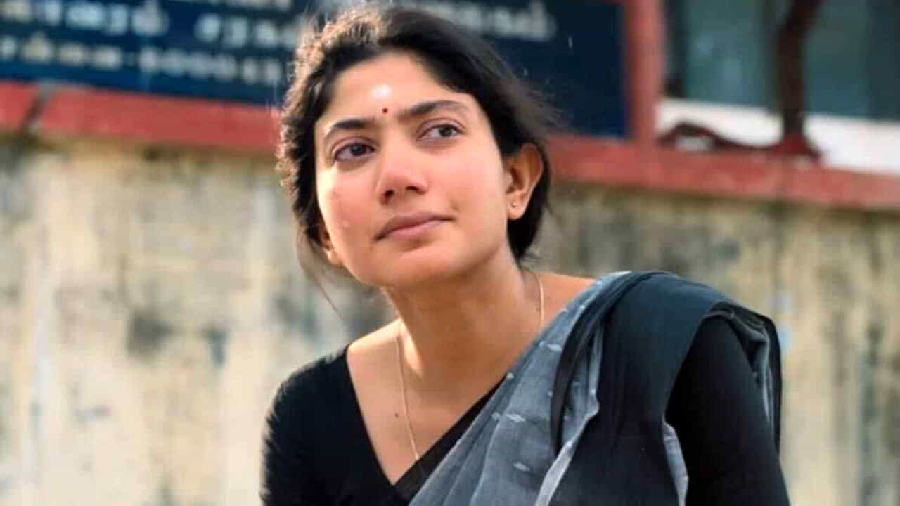ఇక ఈ అమ్మడికి తెలుగులోనూ వరుసగా ఆఫర్లు క్యూ కట్టాయి. మీడియం రేంజ్ హీరోలనుంచి స్టార్ హీరోల వరకు ఫస్ట్ ఛాన్స్ గా సాయి పల్లవి పేరే వినిపిస్తుంది.
