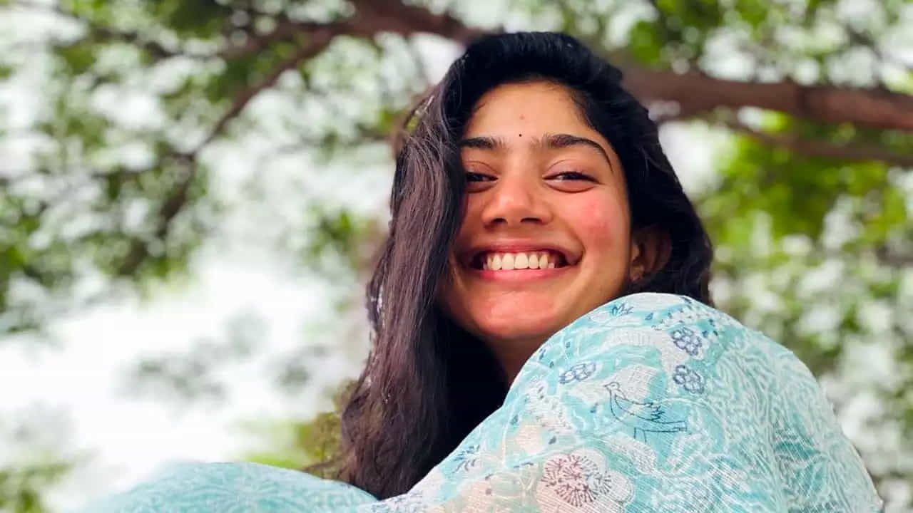 సాయిపల్లవికి తగిన కథలు రావడం లేదా? లేదంటే ఆమె సినిమాలు ఒప్పుకోవడం లేదా.? కొత్త ఏడాదిలోనైనా సాయి పల్లవి తెలుగు ప్రేక్షకుల ముందుకు వచ్చేనా? అనే అనుమానాలు వ్యక్తమవుతున్నాయి ఫ్యాన్స్ కు.. అటు సాయి పల్లవి కూడా సైలెంట్ గా ఉంటుంది. 