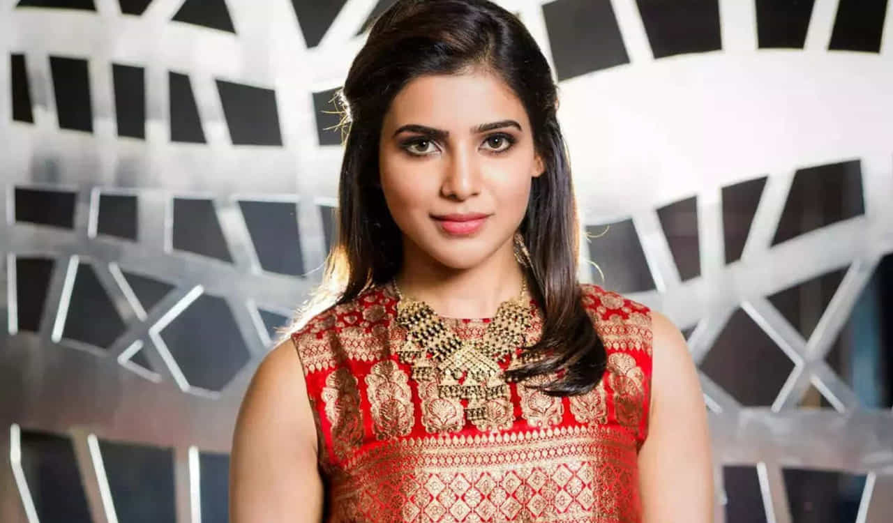 నేను స్కూలు, కాలేజీ పూర్తి చేసి మోడలింగ్లో అడుగుపెడుతున్న క్రమంలో బ్రాండెడ్ కాస్ట్యూమ్స్ వేసుకోవాలనుకునేదాన్ని. కానీ నాకు అవి అంత అందుబాటు ధరల్లో ఉండేవి కాదు. బ్రాండెడ్ అనగానే అదేదో అందనంత దూరంలో ఉంటుందన్న ఫీలింగ్ వచ్చేది. కానీ మధ్య తరగతి అమ్మాయిలు కూడా బ్రాండెడ్ బట్టలు ధరించాలన్న ఆశయంతో సాకీ ప్రారంభించాను. ఇందులో ప్రతి డిజైన్లోనూ నా మనసు కనిపిస్తుంది అని అంటారు సమంత. కాస్ట్యూమ్స్ మాత్రమే కాదు, పసిపిల్లలకు సంబంధించి ఎడ్యుకేషనల్ ఫీల్డ్ లోకి కూడా ఎంట్రీ ఇచ్చారు సామ్. నటిగా బిజీగా ఉంటూనే, బిజినెస్లు కూడా స్వయంగా చూసుకుంటున్నారు సామ్.