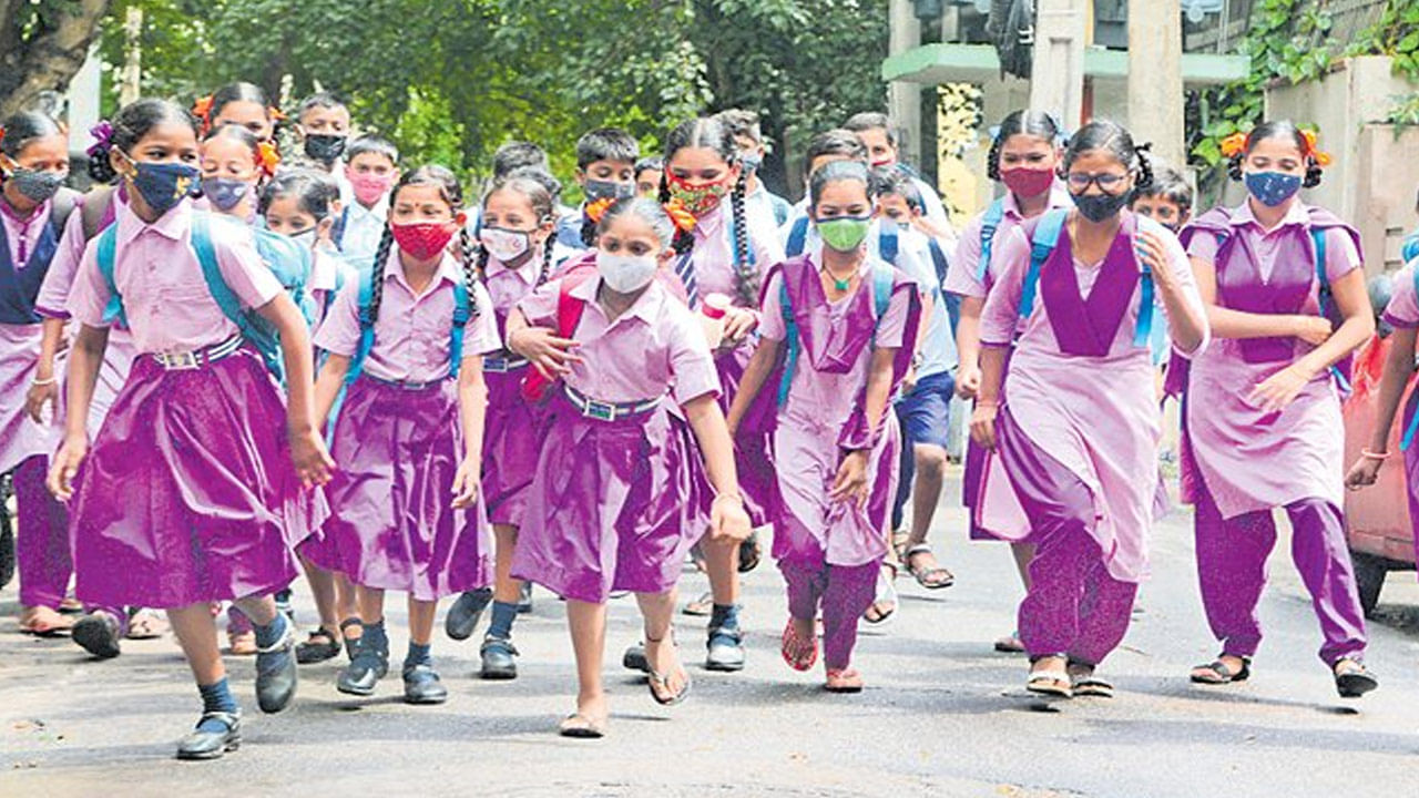 Sankranti Holidays: విద్యార్థులకు అలర్ట్.. తెలుగు రాష్ట్రాల్లో సంక్రాంతి సెలవులు ఇవే.. అప్పటి నుంచే పునఃప్రారంభం..