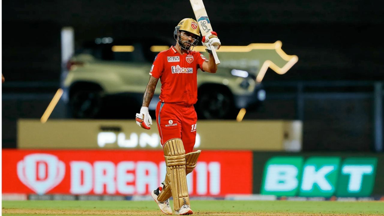 9- శిఖర్ ధావన్: భారత ఓపెనర్ శిఖర్ ధావన్ ప్రస్తుతం ఐపీఎల్‌లో పంజాబ్ కింగ్స్ కెప్టెన్‌గా కొనసాగుతున్నాడు. ముంబై ఇండియన్స్‌తో పాటు, అతను ఐపీఎల్‌లో సన్‌రైజర్స్ హైదరాబాద్, ఢిల్లీ క్యాపిటల్స్ తరపున ఆడాడు. శిఖర్ ధావన్ ఐపీఎల్ ద్వారా రూ.91.8 కోట్లు సంపాదించాడు.