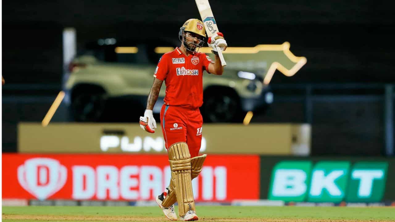 9- శిఖర్ ధావన్: భారత ఓపెనర్ శిఖర్ ధావన్ ప్రస్తుతం ఐపీఎల్‌లో పంజాబ్ కింగ్స్ కెప్టెన్‌గా కొనసాగుతున్నాడు. ముంబై ఇండియన్స్‌తో పాటు, అతను ఐపీఎల్‌లో సన్‌రైజర్స్ హైదరాబాద్, ఢిల్లీ క్యాపిటల్స్ తరపున ఆడాడు. శిఖర్ ధావన్ ఐపీఎల్ ద్వారా రూ.91.8 కోట్లు సంపాదించాడు.
