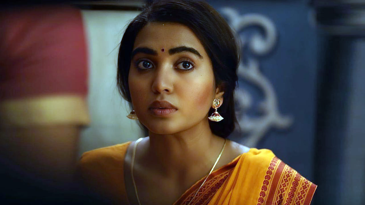 శివాత్మిక రాజశేఖర్.. ‘దొరసాని’ సినిమాతో తెలుగు ప్రేక్షకులకు పరిచయమైయింది. తొలి సినిమా అనుకున్నంతగా ఆకట్టుకోలేకపోయినా.. నటిగా మాత్రం ఈ భామకు మంచి మార్కులు పడ్డాయి.ఈ అమ్మడి తాజా ఫోటోస్ చూసి కుర్రకారు పిచ్చికుపోతున్నారు అనుకోండి..