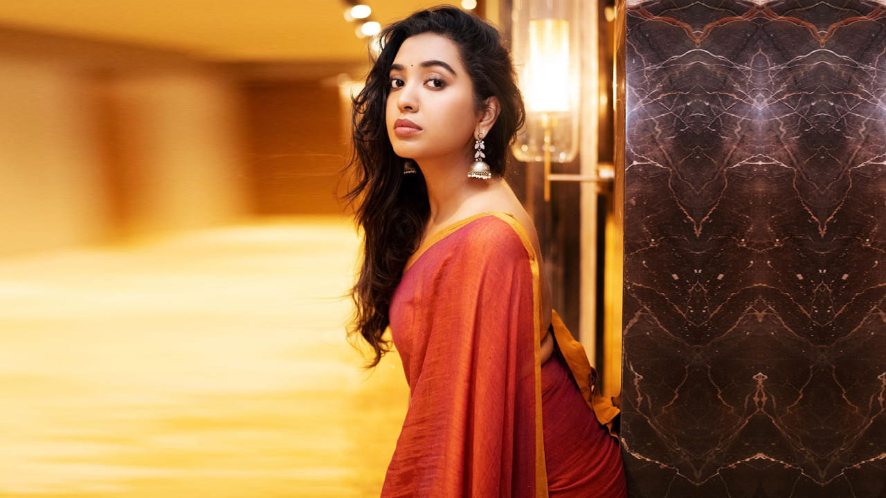 శివాత్మిక రాజశేఖర్.. ‘దొరసాని’ సినిమాతో తెలుగు ప్రేక్షకులకు పరిచయమైయింది. తొలి సినిమా అనుకున్నంతగా ఆకట్టుకోలేకపోయినా.. నటిగా మాత్రం ఈ భామకు మంచి మార్కులు పడ్డాయి.ఈ అమ్మడి తాజా ఫోటోస్ చూసి కుర్రకారు పిచ్చికుపోతున్నారు అనుకోండి..