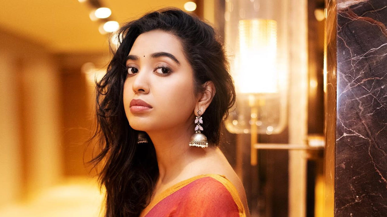 శివాత్మిక రాజశేఖర్.. ‘దొరసాని’ సినిమాతో తెలుగు ప్రేక్షకులకు పరిచయమైయింది. తొలి సినిమా అనుకున్నంతగా ఆకట్టుకోలేకపోయినా.. నటిగా మాత్రం ఈ భామకు మంచి మార్కులు పడ్డాయి.ఈ అమ్మడి తాజా ఫోటోస్ చూసి కుర్రకారు పిచ్చికుపోతున్నారు అనుకోండి..