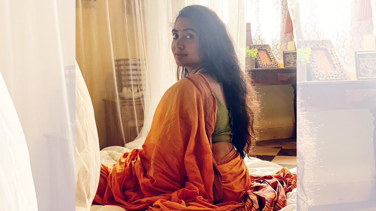 శివాత్మిక రాజశేఖర్.. ‘దొరసాని’ సినిమాతో తెలుగు ప్రేక్షకులకు పరిచయమైయింది. తొలి సినిమా అనుకున్నంతగా ఆకట్టుకోలేకపోయినా.. నటిగా మాత్రం ఈ భామకు మంచి మార్కులు పడ్డాయి.ఈ అమ్మడి తాజా ఫోటోస్ చూసి కుర్రకారు పిచ్చికుపోతున్నారు అనుకోండి..