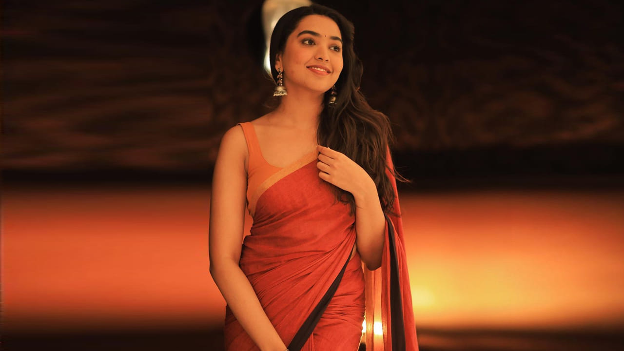 శివాత్మిక రాజశేఖర్.. ‘దొరసాని’ సినిమాతో తెలుగు ప్రేక్షకులకు పరిచయమైయింది. తొలి సినిమా అనుకున్నంతగా ఆకట్టుకోలేకపోయినా.. నటిగా మాత్రం ఈ భామకు మంచి మార్కులు పడ్డాయి.ఈ అమ్మడి తాజా ఫోటోస్ చూసి కుర్రకారు పిచ్చికుపోతున్నారు అనుకోండి..