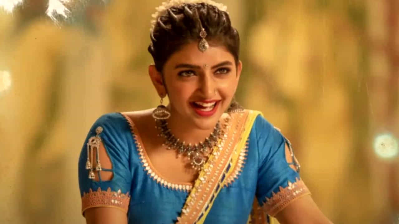 ప్రస్తుతం ఈ బ్యూటీకి స్టార్ హీరోల సినిమాలు వరుసలో ఉన్నాయనే చెప్పాలి. నందమూరి బాలకృష్ణ సినిమాలో కూతురుగా నటిస్తోంది. అయితే ఈ పాత్ర బాలయ్య పాత్రకు సమానంగా ఉంటుంది అనే అంటున్నారు.బాలయ్య తర్వాత మహేష్బాబు, అల్లు అర్జున్, తారక్ అంటూ చాలా పేర్లు వినిపిస్తున్నాయి.