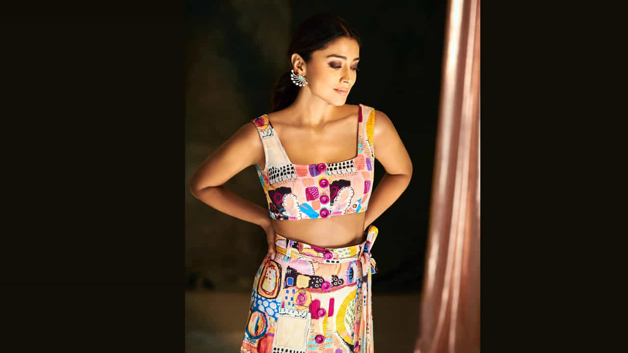 అందాల తార శ్రీయ శరన్ గురించి పరిచయం అవసరం లేదు. దాదాపు ఇరవై సంవత్సరాలుగా టాలీవుడ్ లో తనదైన అందం నటనతో తెలుగు ప్రేక్షకులను ఎంతగానో అలరించింది .టాలీవుడ్ స్టార్స్ అందరి సరసన నటించి ఓ వెలుగు వెలిగిన నటి శ్రీయ ఇప్పటికి ఫోటోషూట్ తో కూడా తన స్పీడ్ ఏ మాత్రం తగ్గించడం లేదు..